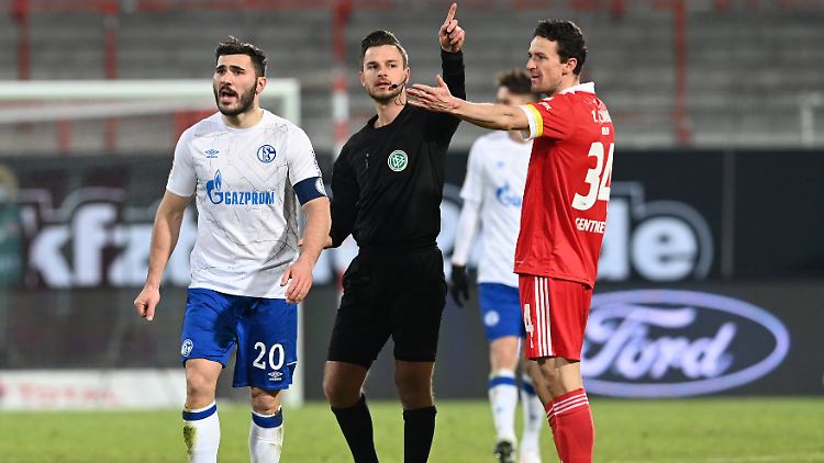 Sead Kolasinac, Schiedsrichter Daniel Schlager und Christian Gentner (v. l.) sahen keinen Sieger.