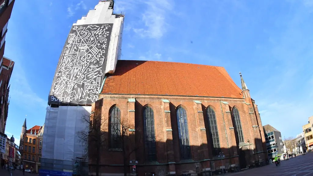 Die-drei-Bilder-des-Triptychons-sind-von-mehreren-Standpunkten-in-der-Stadt-zu-sehen