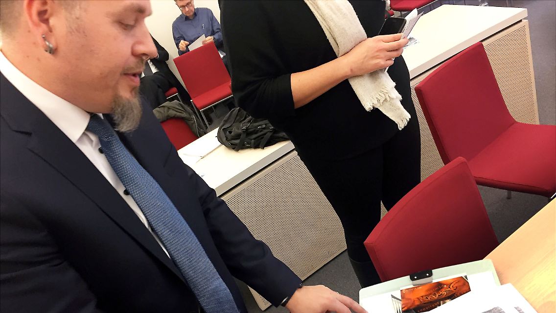 So soll es aussehen, wenn es fertig ist: Polizeioberkommissar Jürgen Prichta hat vor Gericht alles dabei.