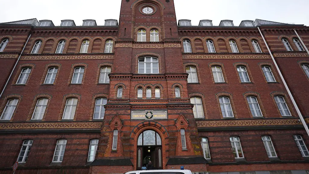 Weil-er-eine-junge-Frau-im-schuldunfaehigen-Zustand-getoetet-hat-muss-ein-Mann-dauerhaft-in-ein-Psychiatrisches-Krankenhaus-Archivbild