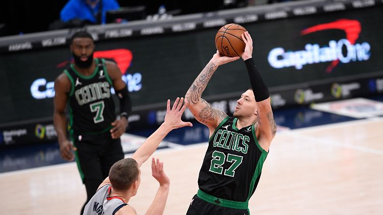 Nur in dieser Situation überspringt Daniel Theis seinen Nationalmannschaftskollegen Moritz Wagner.