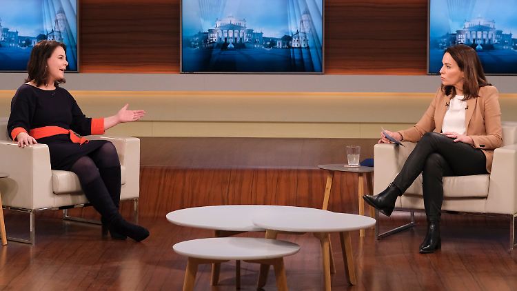 Annalena Baerbock (l.) plädiert für eine Gesetzesinitiative zur Unterstützung von Schulen. 