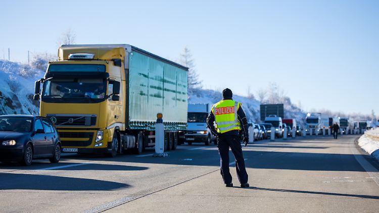 An der tschechisch-deutschen Grenze stauten sich die LKWs am Montagvormittag über mehr als 20 Kilometer.