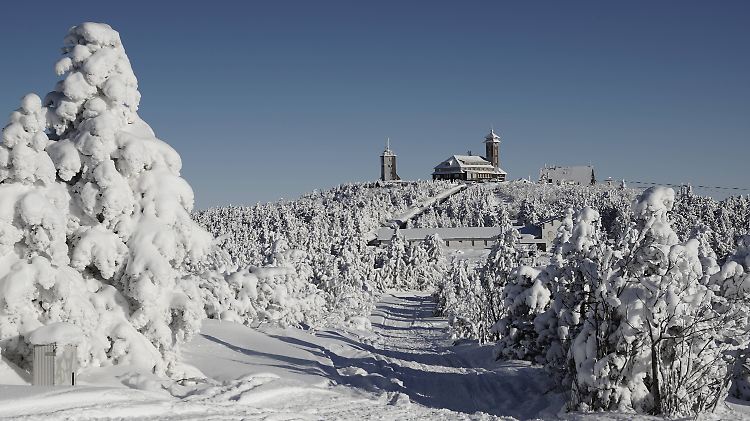 In Oberwiesenthal (Sachsen) können sich die Menschen bei geschlossenen Skipisten nur bedingt über das Winterwetter freuen.