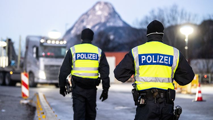 Seit Sonntag wird an der Grenze zu Österreich und Tschechien strenger kontrolliert.