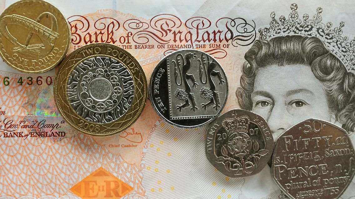 Mit dem Dezimalsystem im Vereinigten Königreich und in Irland kam auch die siebeneckige "Fifty Pence"-Münze (rechts).