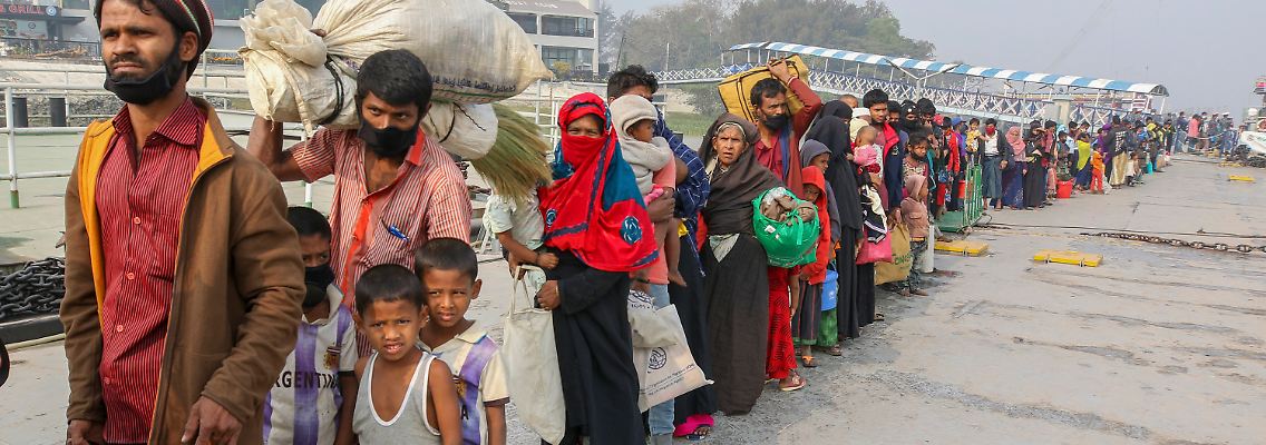 Rohingya-Flüchtlinge warten im Hafen, um an Bord eines Marineschiffs zu gehen, das sie zur Insel Bhasan Char bringen soll.