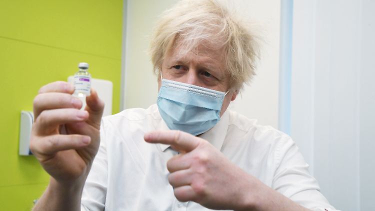 "Einzigartiger, nationaler Erfolg": Der britische Premier Johnson in einem Londoner Gesundheitszentrum. 