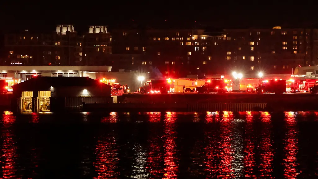 2025-01-30T035732Z-246021039-RC23KCA08W0U-RTRMADP-3-USA-CRASH-WASHINGTONDC