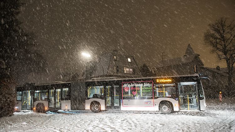 In Hamburg sorgen neue Schneefälle für Verkehrsbehinderungen.