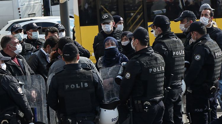 Bei einer Demonstration in Diyarbakir treffen HDP-Unterstützer auf die Polizei.