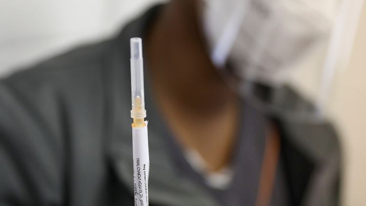 In Südafrika ist dieser Corona-Impfstoff vergangenen Sommer erprobt worden.