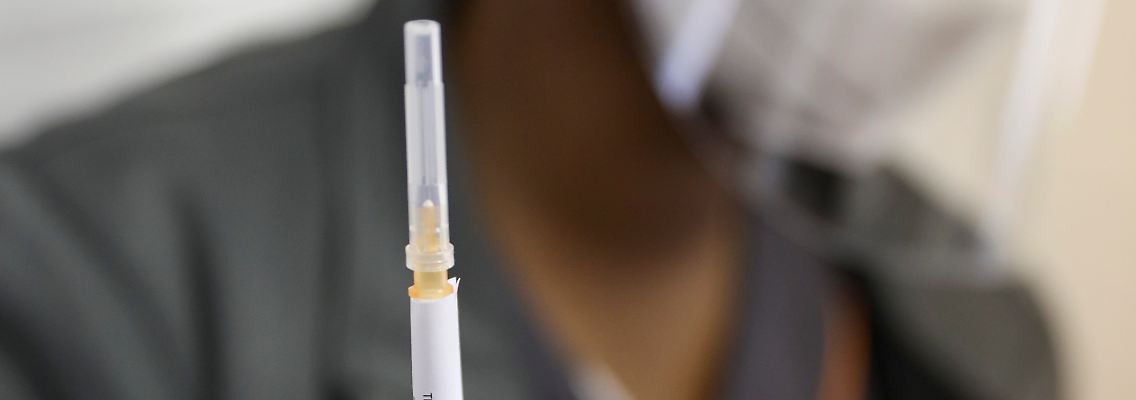 2020-06-24T000000Z_2017967639_RC2PFH9OB3GG_RTRMADP_3_HEALTH-CORONAVIRUS-SAFRICA-VACCINE.JPG