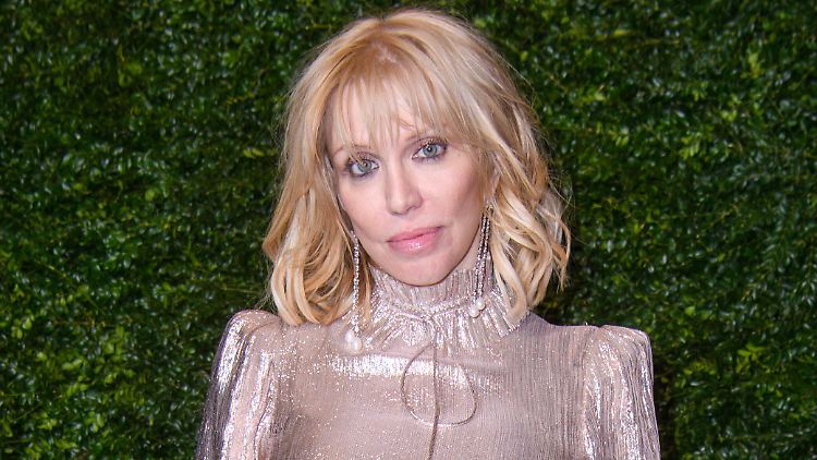 Courtney Love soll unter einer Erkrankung leiden, die sie für die Impfung berechtigt.