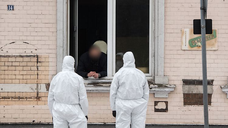 Zum Schutz vor dem Coronavirus tragen die Einsatzkräfte Ganzkörper-Montur.