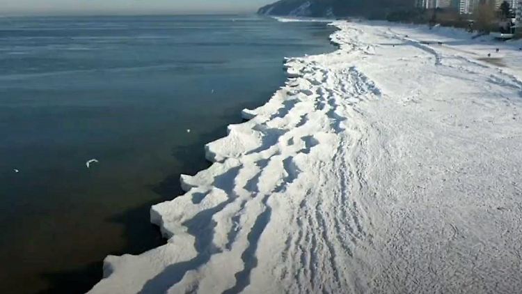 Polen gefrorene Ostsee.JPG