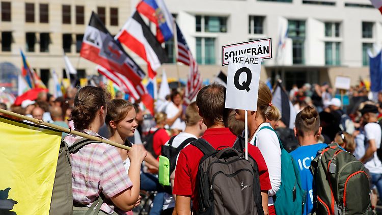 Bei einer Großdemo vergangenen August in Berlin zeigten sich Teilnehmer mit "Q"-Schildern, die auf die QAnon-Szene hinweisen.