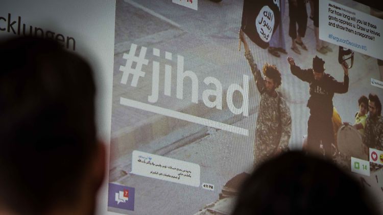 Viele IS-Rückkehrer werden bald aus deutscher Haft entlassen - mit Deradikalisierungsprogrammen versuchen die Behörden, die Gefahr von Straftaten einzudämmen.