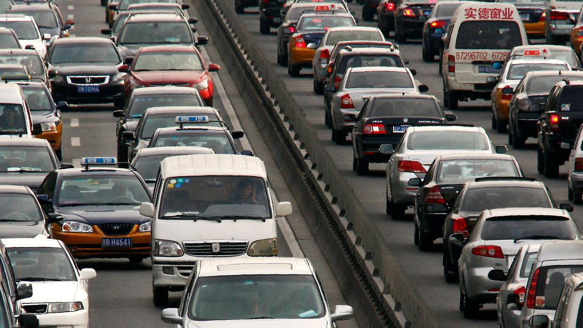 In Peking wächst die Zahl der zugelassenen Autos rasant.