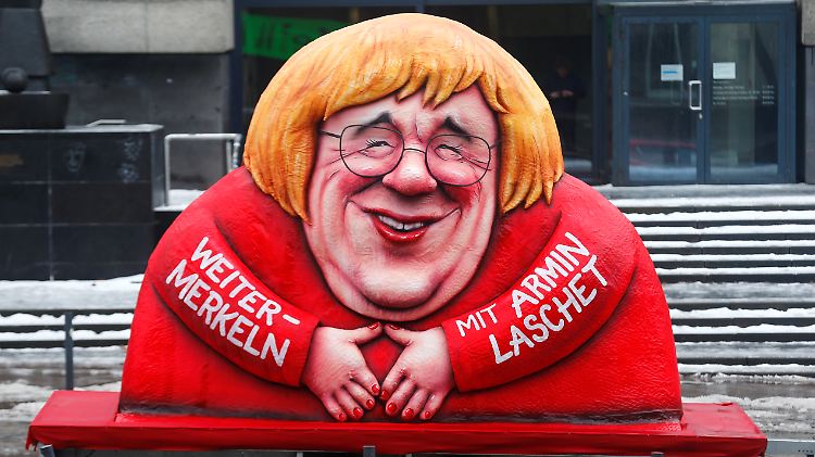 Ein Themenwagen von Jacques Tilly, der am Montag durch die leeren Straßen von Düsseldorf gezogen wurde, enthält eine Theorie, wie Armin Laschet an die Erfolge von Angela Merkel anknüpfen will.