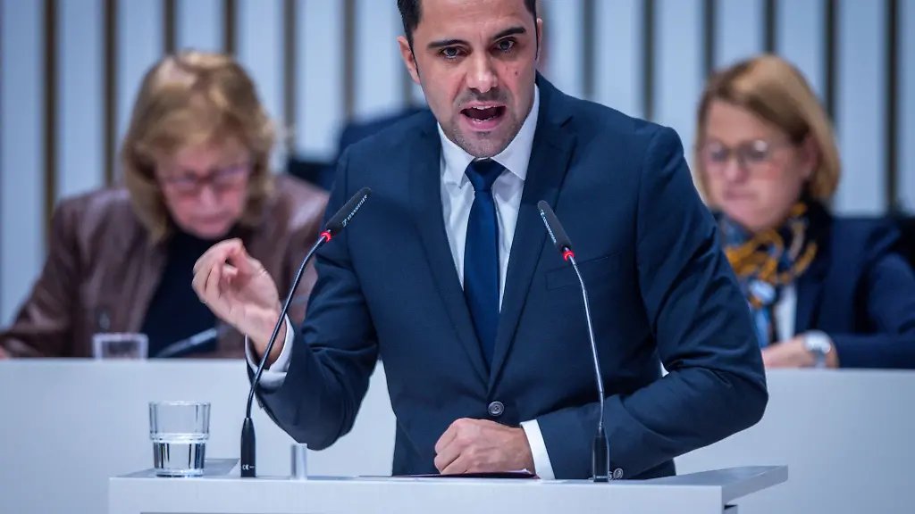 Mecklenburg-Vorpommern-droht-fuer-2025-ein-Haushaltsloch-Wie-es-zu-stopfen-ist-darueber-gehen-die-Meinungen-im-Landtag-auseinander