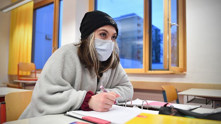 Fenster auf, Decke drüber: Wegen der Corona-Maßnahmen kann es für die Schüler im Unterricht ziemlich frisch werden.