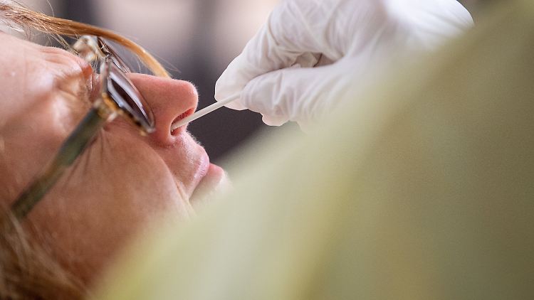 Ein bisschen unangenehm, aber notwendig: Um eine Infektion mit dem Coronavirus festzustellen, bedarf es eines Abstrichs.