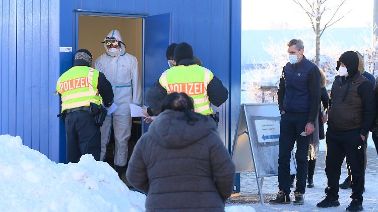 Einreisende von Tschechien nach Deutschland warten an der Grenze auf einen Corona-Test.