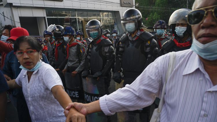 Demonstranten in Myanmar trotzen dem massiven Militäraufgebot.