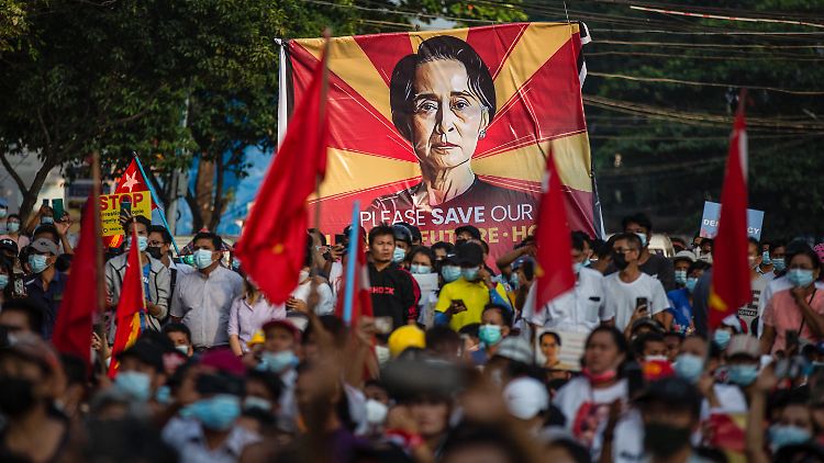 Demonstranten fordern die Freilassung der De-facto-Regierungschefin Aung San Suu Kyi.