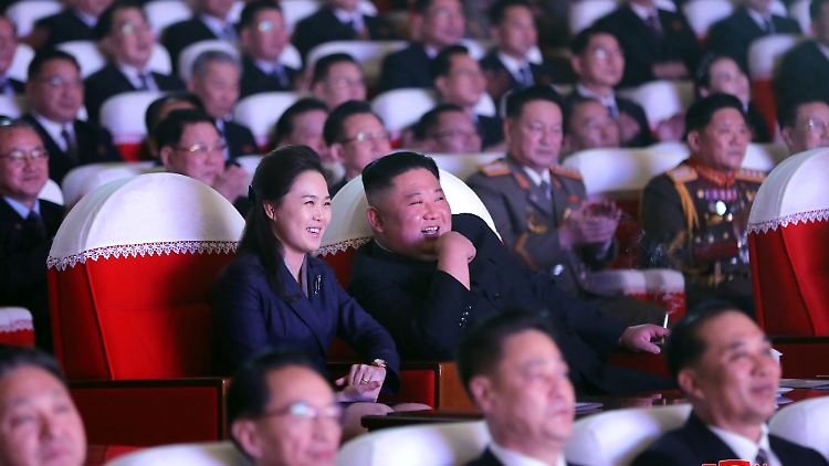 Ri Sol Ju wird auf 31 Jahre geschätzt und soll früher als Sängerin aufgetreten sein