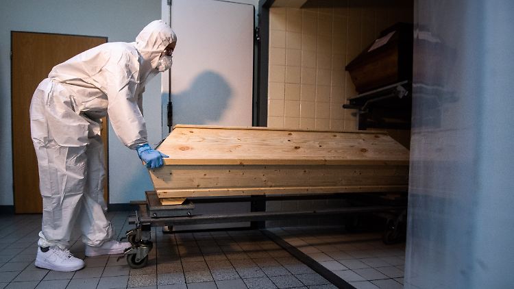Das RKI meldete zuletzt mehr als 66.000 Tote - jedoch unterscheidet es nicht, ob sie an oder mit Corona gestorben sind.