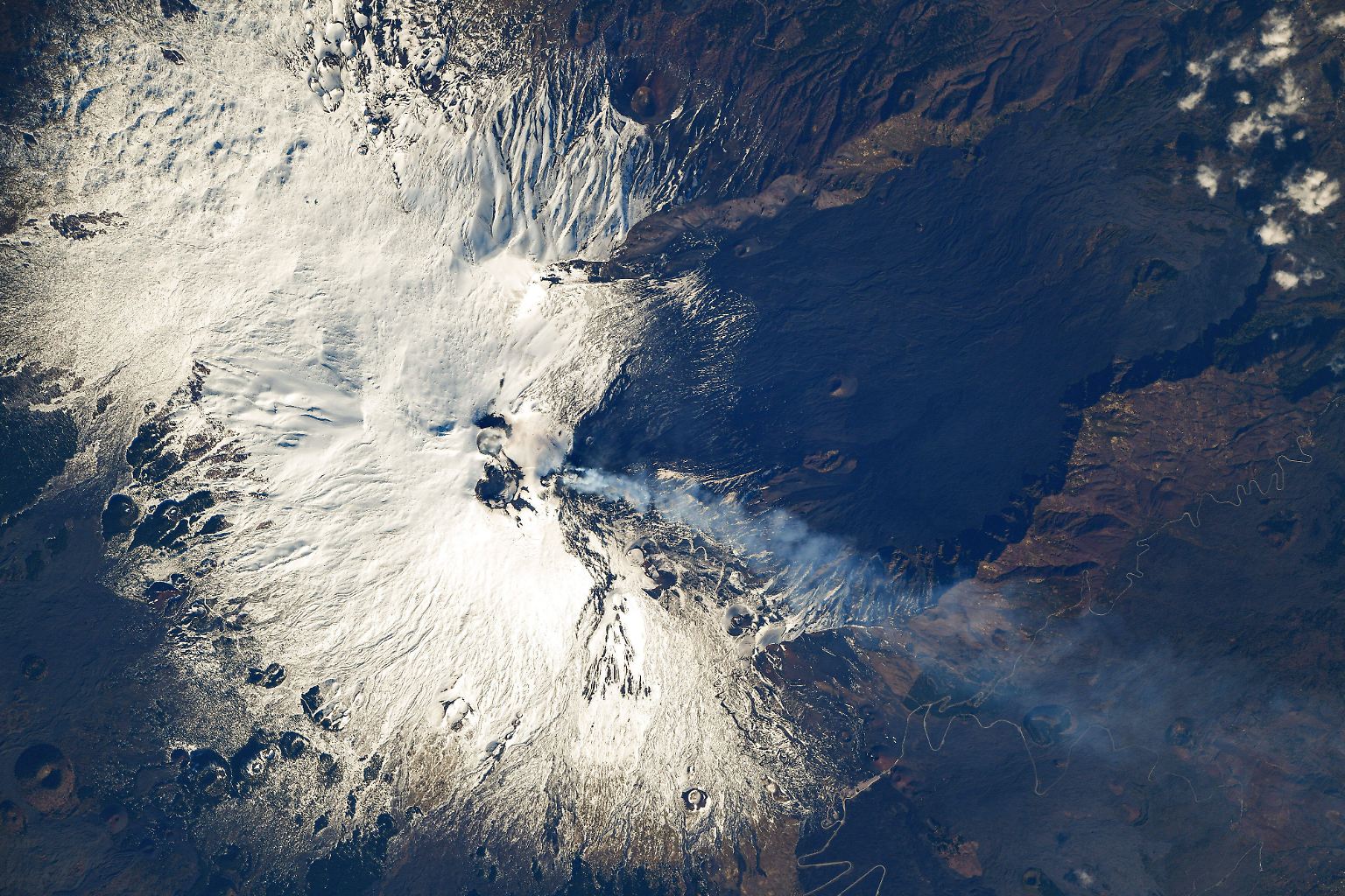 Wenn der Vulkan Ätna auf Sizilien nur etwas Rauch ausstößt, sieht das so aus, fotografiert von der Internationalen Raumstation ISS am 3. Februar 2021.