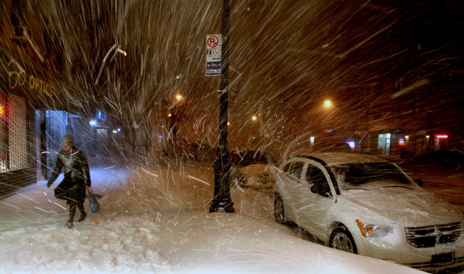 Ein "Monster-Blizzard" mit Schneemassen und starkem Wind sorgt mitten im Weihnachtsreiseverkehr Mitte Dezember 2010 im Nordosten der USA für massive Behinderungen.