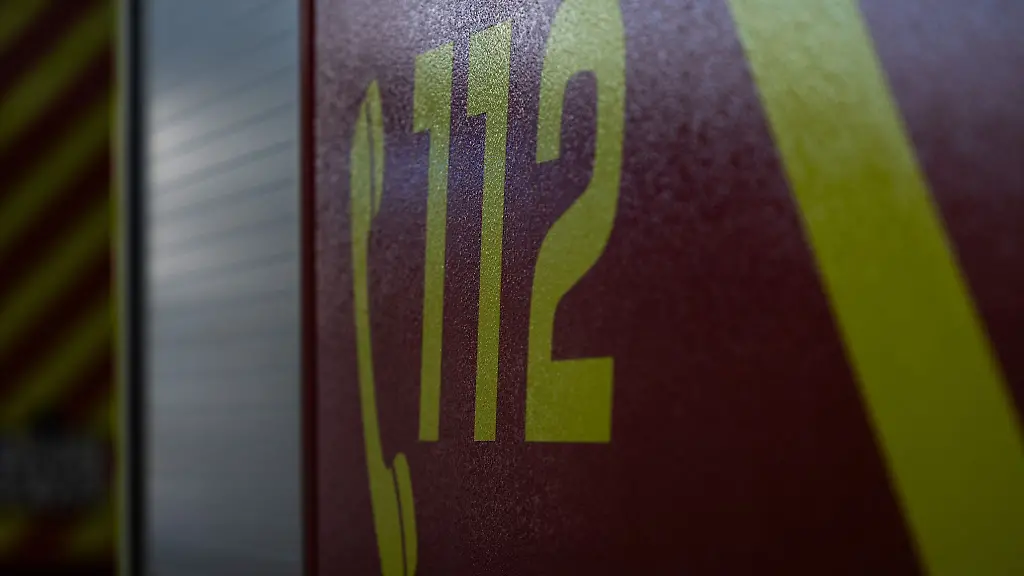 Die-Feuerwehr-loescht-das-brennende-Auto