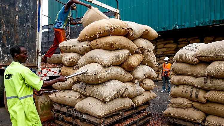 Etwa 45 Prozent des weltweit verarbeiteten Kakaos kommt von der Elfenbeinküste. Hier wird eine Ladung im Hafen von Abidjan verschifft.