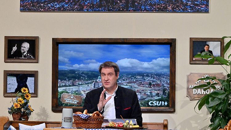 Klein im Bild: Stoiber und Strauß. In der Mitte: Söder.