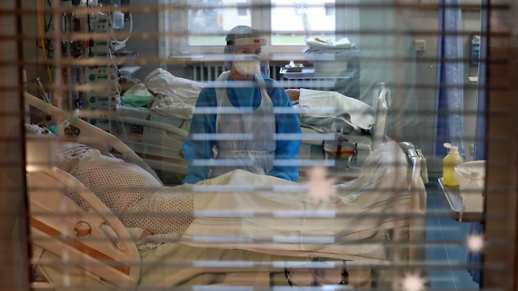 Für das Krankenhauspersonal macht es kaum einen Unterschied, ob ein Patient wegen oder mit Corona behandelt werden muss.