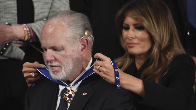Die damalige First Lady Melania Trump überreicht Limbaugh die Freiheitsmedaille des Präsidenten.