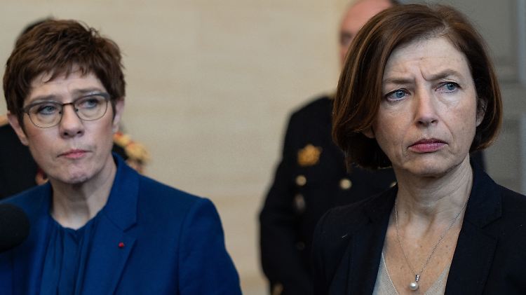 Kein Pas de deux: Die deutsche Verteidigungsministerin Kramp-Karrenbauer und ihre französische Kollegin Parly bei einem Kampfjet-Termin vor genau einem Jahr.