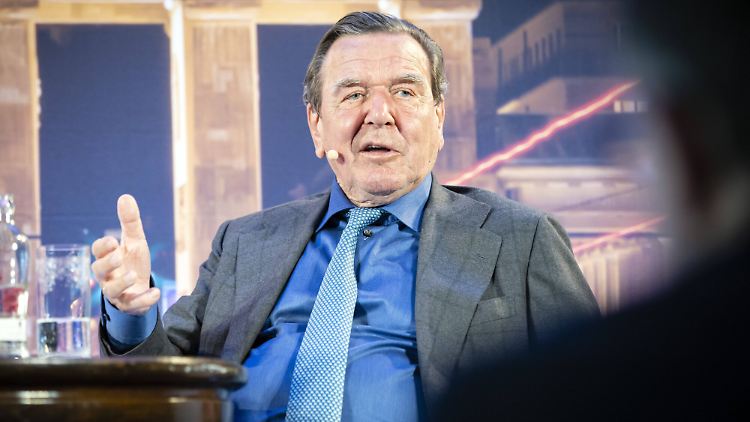 SPD-Politiker Gerhard Schröder musste kurzzeitig um sein LinkedIn-Profil fürchten.