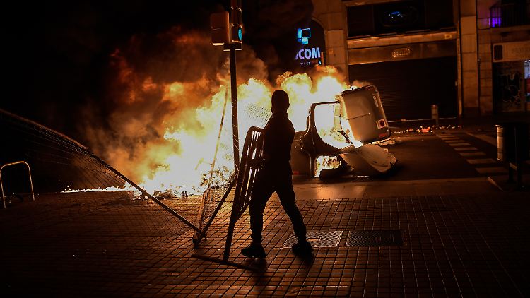 In Barcelona setzten Demonstranten Mülltonnen in Brand. Die Polizei reagierte mit Schaumgeschossen. 