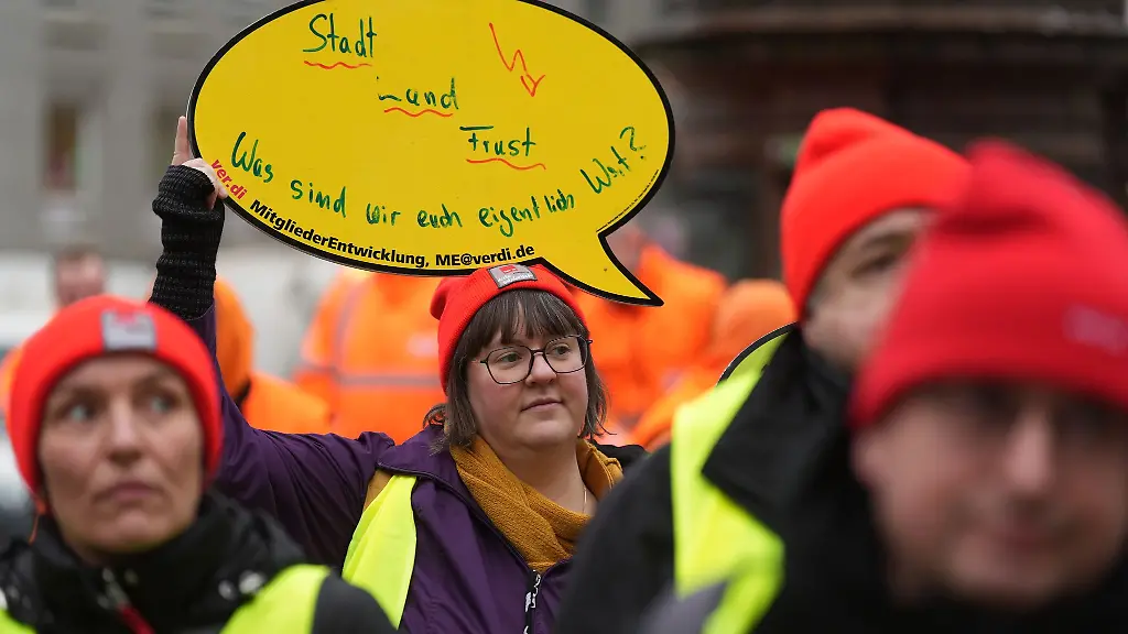 Teilnehmer-einer-Verdi-Kundgebung-fordern-mehr-Geld-fuer-Beschaeftigte-im-oeffentlichen-Dienst