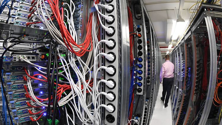 Serverraum in einem Rechenzentrum eines Internetdienstes: Besonders in den Bereichen Homeoffice, Streaming und Videospiele sind die Datenmengen enorm gestiegen.