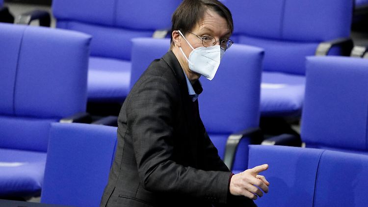 Gesundheitspolitiker Karl Lauterbach dringt auf harte Beschränkungen bis das Testen funktioniert.