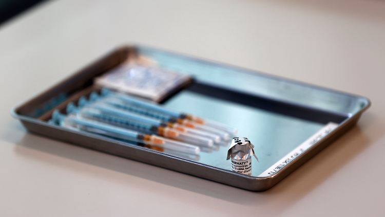 Eine neue Laborstudie deutet darauf hin, dass der Biontech/Pfizer-Impfstoff vor der südafrikanischen Variante weniger effektiv schützt als erhofft.