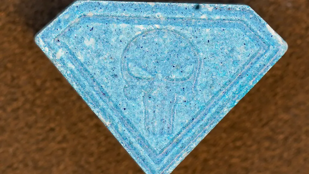 Sechs-Mitglieder-einer-kriminellen-Bande-aus-dem-Grossraum-Stuttgart-sollen-unter-anderem-Drogenhaendler-zum-Teil-mit-Waffengewalt-gezwungen-haben-ihre-Drogen-abzugeben-um-diese-selbst-zu-verkaufen