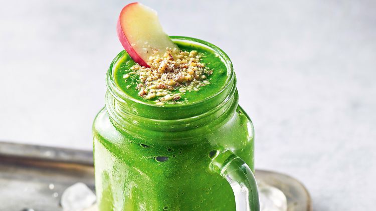 Grüner Smoothie: Der punktet mit Grünkohl oder Basilikum - je nach Vorliebe.