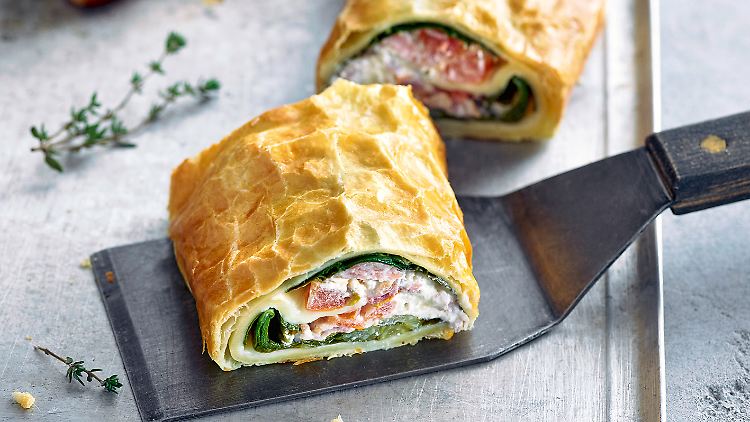 In einem 60-Tage-Basen-Programm wird der Körper wieder langfristig ins Säure-Basen-Gleichgewicht gebracht - auch mit einem leckeren Mangold-Tomaten-Strudel mit Schinken.