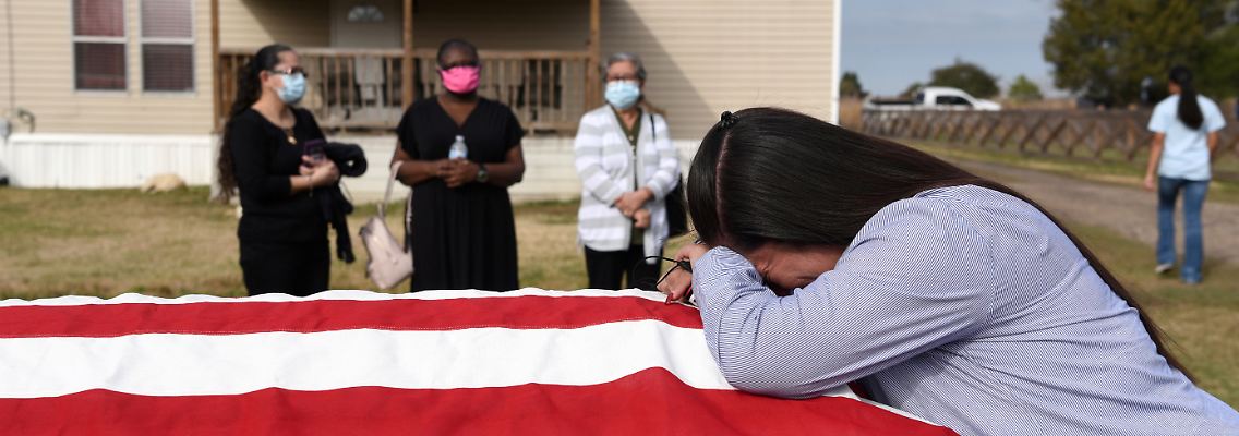 2021-01-27T021646Z_850483353_RC21GL9J4GGU_RTRMADP_3_HEALTH-CORONAVIRUS-USA.JPG